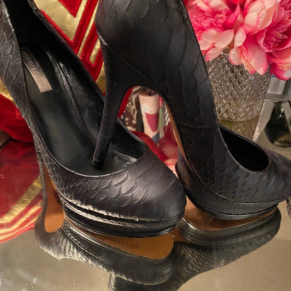 BCBGMAXAZRIA black croc stilettos size 10B - Picture 2 of 8